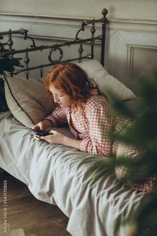 Obraz premium Atmospheric photo of a red-haired girl at home