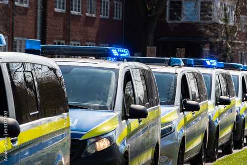 Polizeieinsatzfahrzeuge im Einsatz bei einer Demonstration