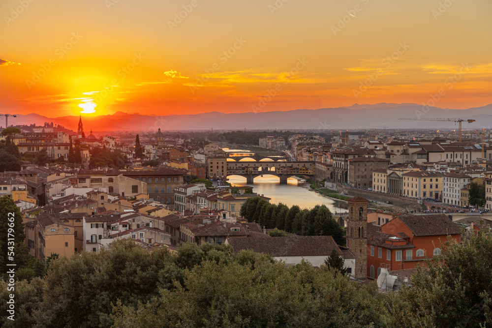 Vue sur Florence, l'Arno et le Ponte Vecchio au soleil couchant