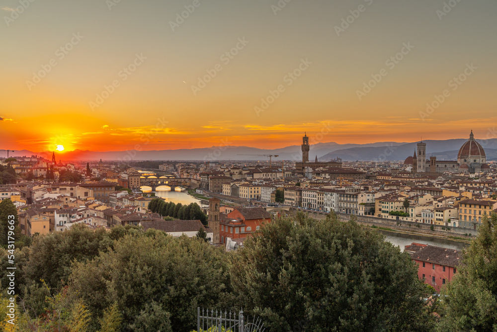 Vue sur Florence, l'Arno, le Ponte Vecchio, le Palazzo Vecchio et le Duomo au soleil couchant