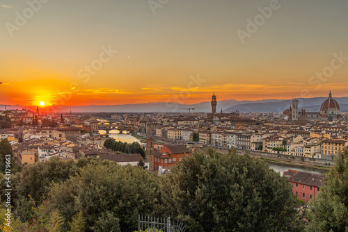 Vue sur Florence, l'Arno, le Ponte Vecchio, le Palazzo Vecchio et le Duomo au soleil couchant © Pierre Violet