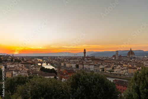 Vue sur Florence, l'Arno, le Ponte Vecchio, le Palazzo Vecchio et le Duomo au soleil couchant