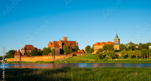 Fototapeta Naklejka Na Ścianę i Meble -  Marienburg Castle the largest medieval brick castle in the world in the city of Malbork at sunset