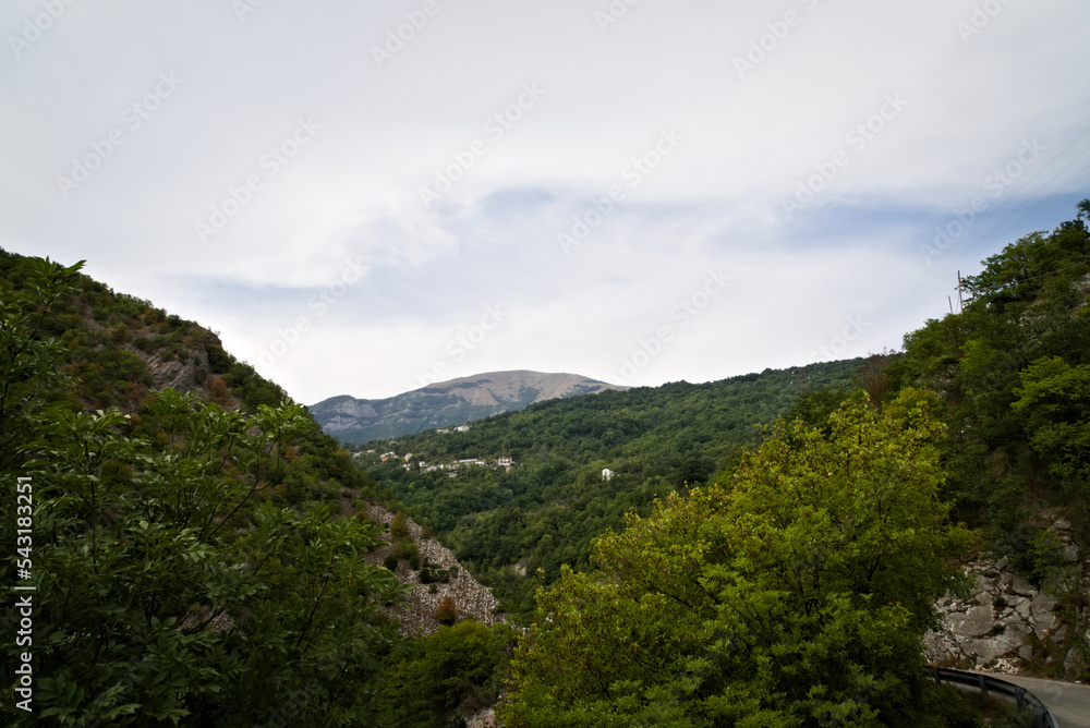 Vista lungo il sentiero (Orrido di Cupi di Fiamma) sul Monte Nerone
