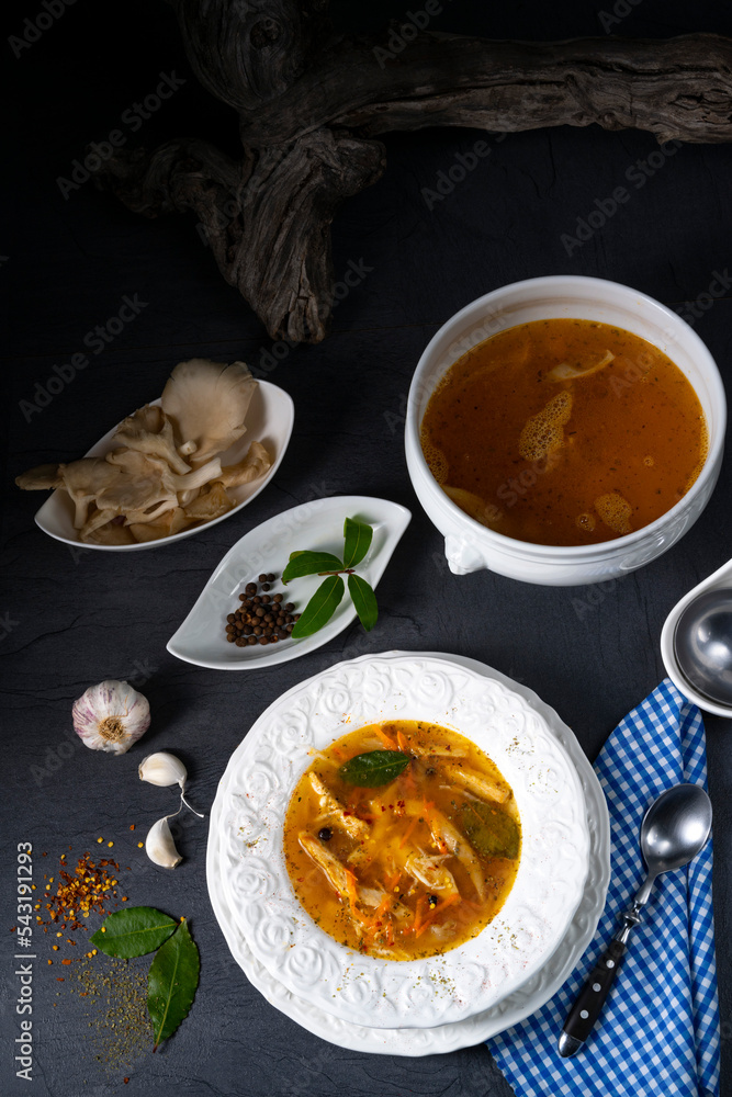 Pikante oyster soup mit hühnerfleisch Pikante oyster soup mit hühnerfleisch