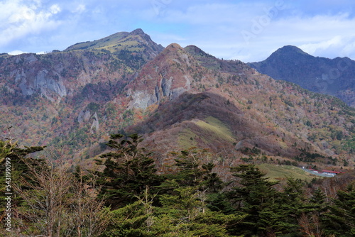 子持権現山と瓶ヶ森の山容 秋 （高知県 伊吹山登山道より）