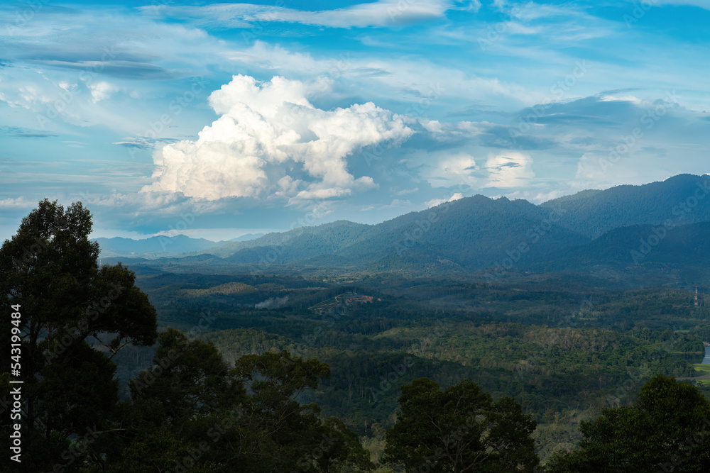 Obraz premium Beautiful sunrise over the mountain range in Malaysia.