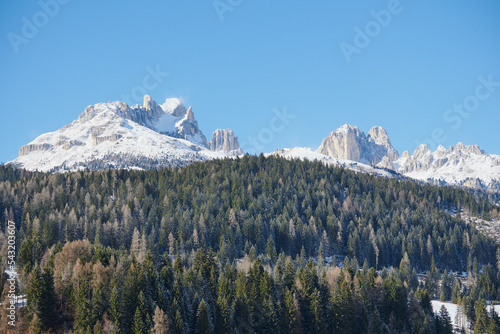 Zimowa panorama skalistych gór pokrytych śniegiem.