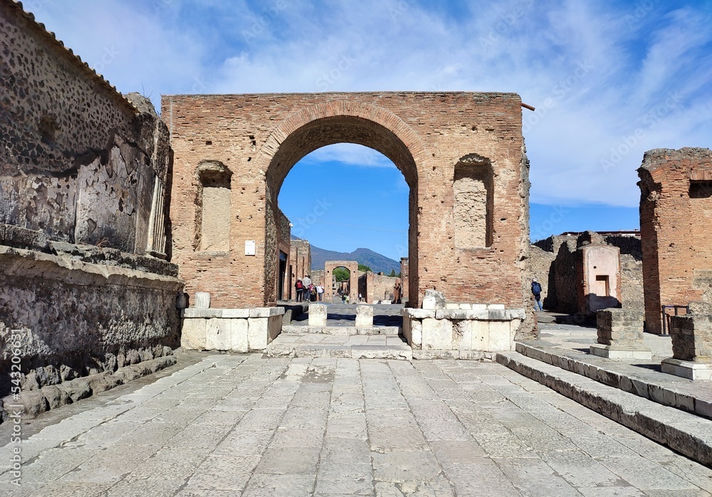 Pompei - Arco di Nerone dalla piazza del Foro