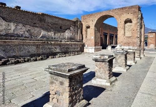 Pompei - Arco di Nerone adiacente il Tempio di Giove photo