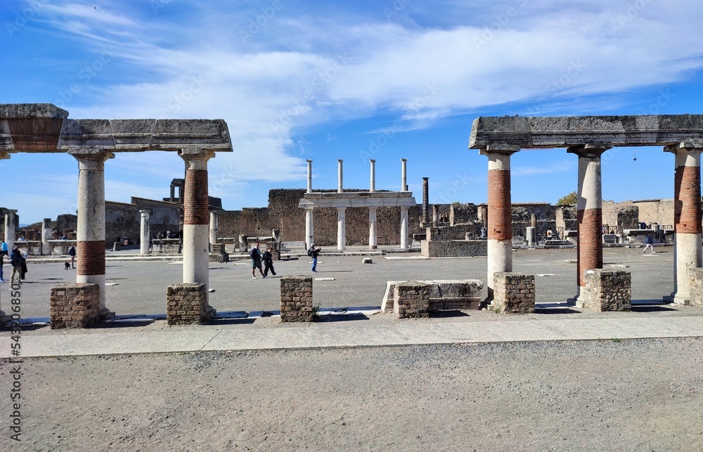 Pompei - Colonne nella piazza del Foro