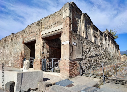 Fotografia Pompei - Entrata dell'edificio di Eumachia su Via dell'Abbondanza