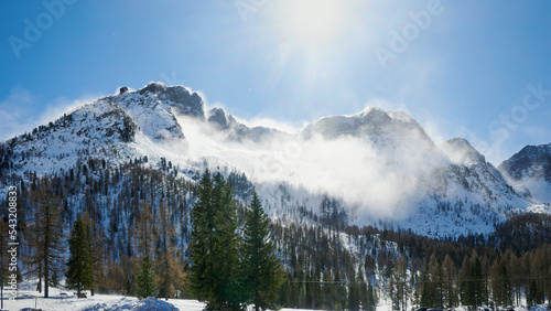 Zimowa panorama skalistych g  r pokrytych   niegiem. Zdj  cie pod s  o  ce.