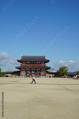 奈良県にある平城宮跡歴史公園の朱雀大路と朱雀門 photo