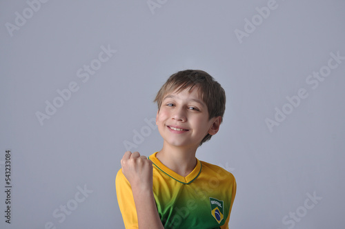 menino feliz comemoração Brasil copa do mundo 