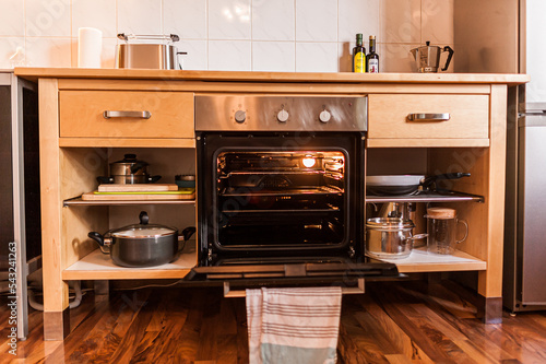 Küchenblock in einer Wohnung für Junggesellen oder Studenten