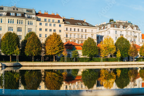 Obraz na plátně Belvedere palace gardens in Vienna on a sunny day