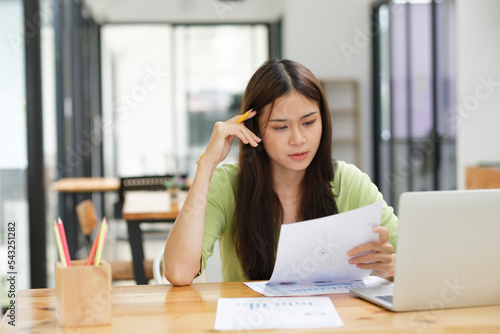 Fotografia Stressed overwork businesswoman in the office.