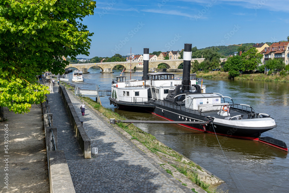 Naklejka premium Regensburg, Donau: Touristenattraktion das schwimmende Schiffahrtsmuseum