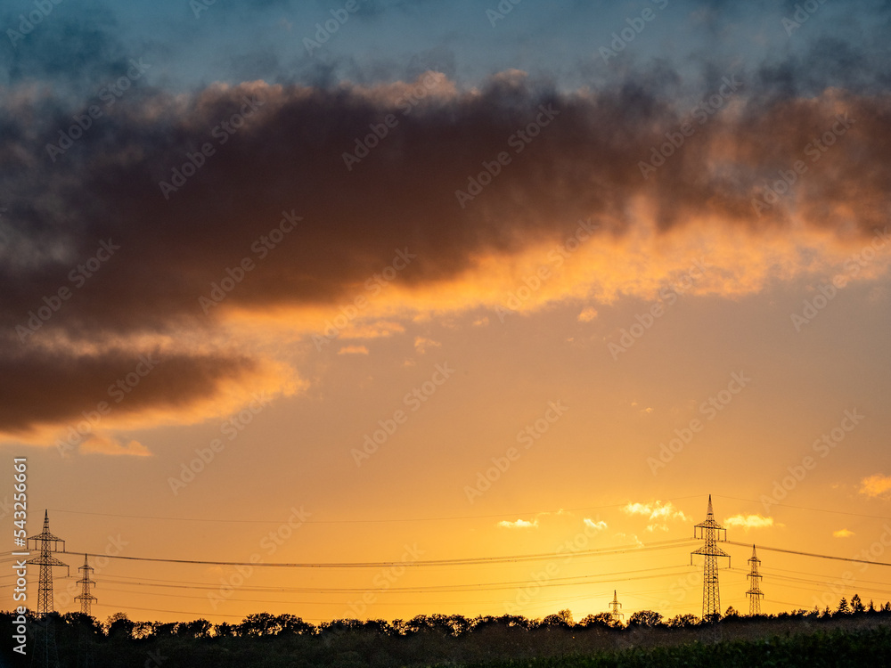 Strommasten nach Sonnenuntergang Strommasten nach Sonnenuntergang