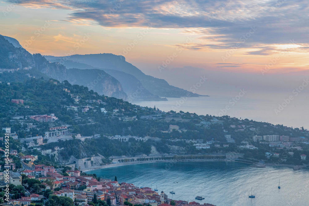 Lueurs du coucher de soleil sur les falaises de la tête de chien et la baie de Villefranche sur la Côte d'Azur