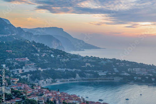 Lueurs du coucher de soleil sur les falaises de la tête de chien et la baie de Villefranche sur la Côte d'Azur