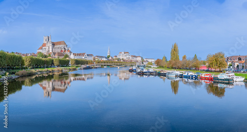 Cath  drale Saint Etienne de Auxerre de jour avec reflet dans le fleuve de Yonne. France. 