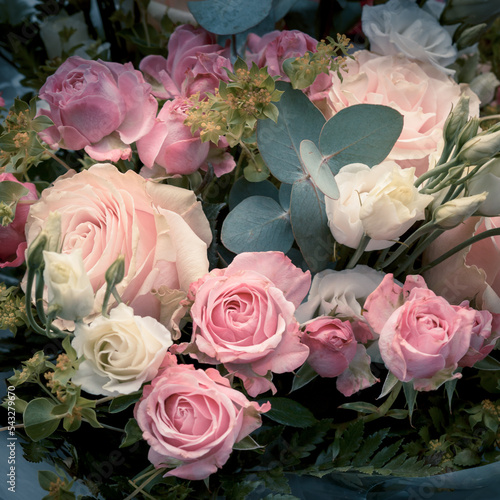 Bouquet de roses dans les tons pastels