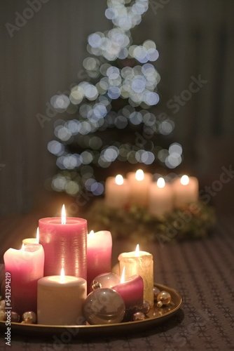 Wallpaper Mural Sieben angemachte, hell rote Kerzen stehen  auf einem goldenen Tablett, vor einem Tannenbaum mit angemachte Beleuchtung, unscharf in Hintergrund. Torontodigital.ca