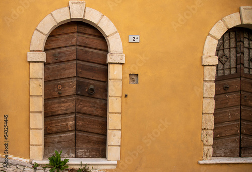 portone e finestra stile medioevale photo