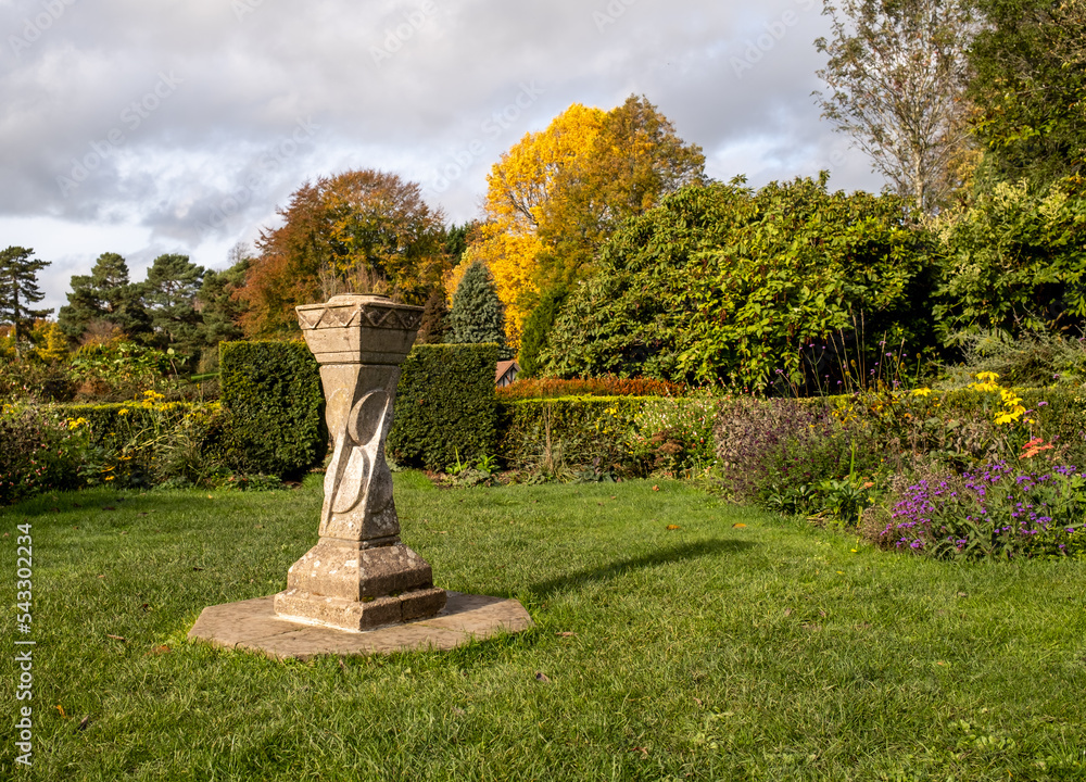 Obraz premium Close and selective focus on a concrete sundial in the garden of a stately home