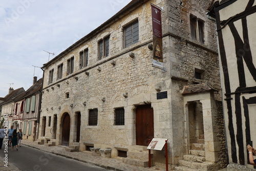 Fototapeta Naklejka Na Ścianę i Meble -  Maison typique, vue de l'extérieur, ville de Provins, département de Seine et Marne, France