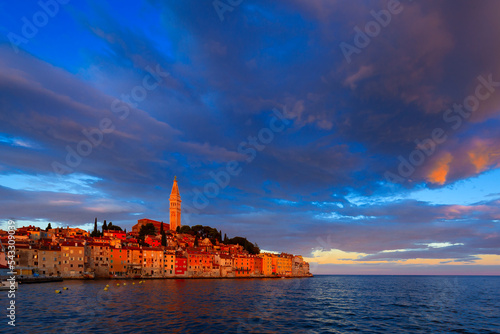 Fotografia Wonderful morning view of old  Rovinj town with multicolored buildings and yachts moored along embankment, Croatia