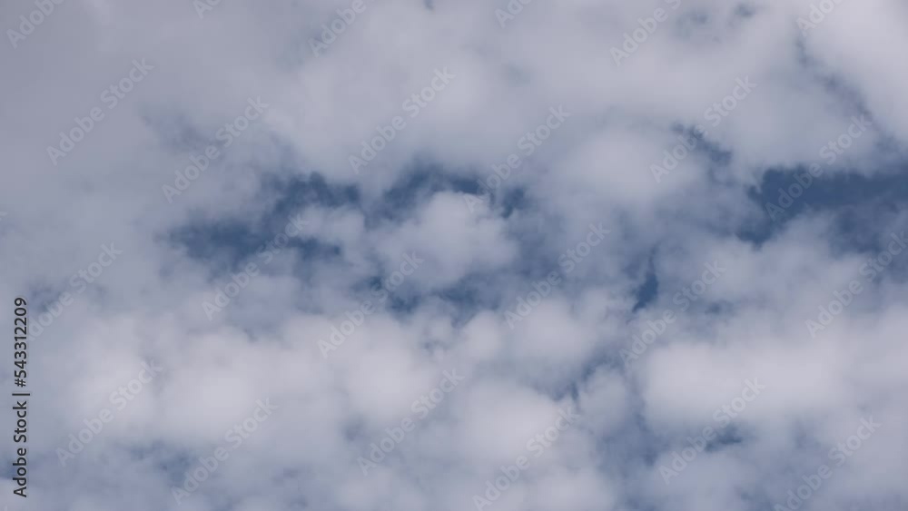 4k video. Cielo azul con nubes blancas movidas por el viento a través del cielo 4k video. Cielo azul con nubes blancas movidas por el viento a través del cielo