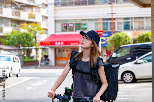 配達先を探すフードデリバリーの女性