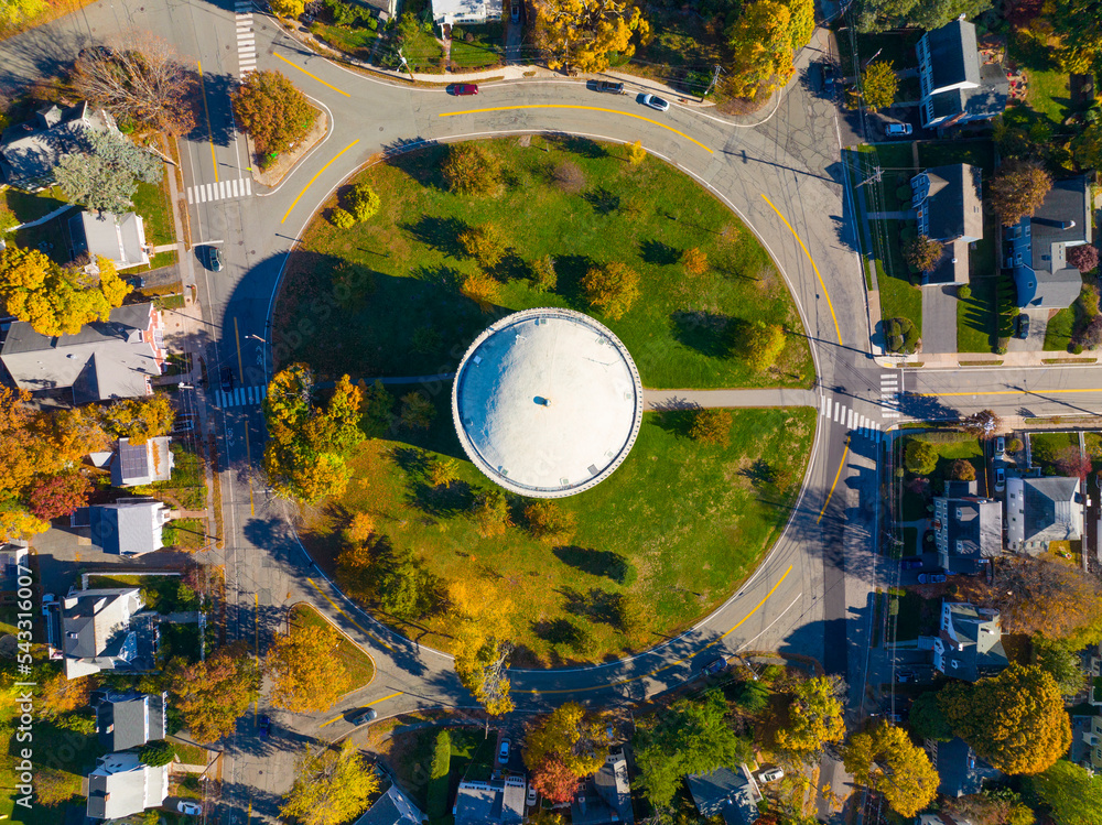 Foto de Arlington Reservoir aerial view in fall on Park Circle in town