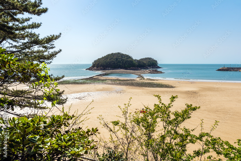 태안 천리포해변에서 본 낭새섬 태안 천리포해변에서 본 낭새섬