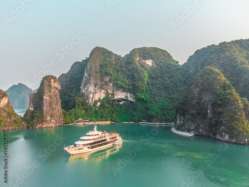 Billede på lærred Dinner Cruise Ship in Halong Bay Vietnam