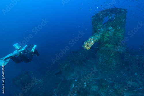Piroscafo Salpi, affondato vicino a Capo Ferrato, Sardegna, il cannone del ponte principale sul lato sub con rebreather photo