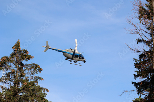 Helikopter policji polskiej podczas akcji pościgowej za uciekinierem. 