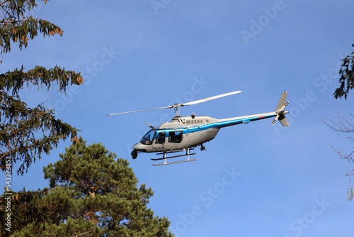 Helikopter policji polskiej podczas akcji pościgowej za uciekinierem. 