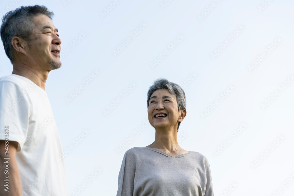 遠くを眺める日本人シニア夫婦 遠くを眺める日本人シニア夫婦