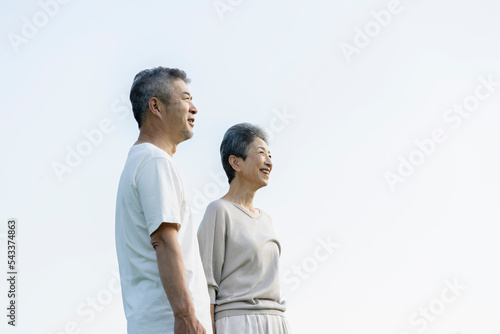 遠くを眺める日本人シニア夫婦