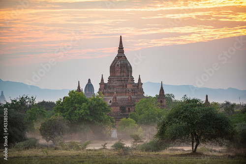Obraz na plátně Ancient Temple in Bagan with beautiful sunset