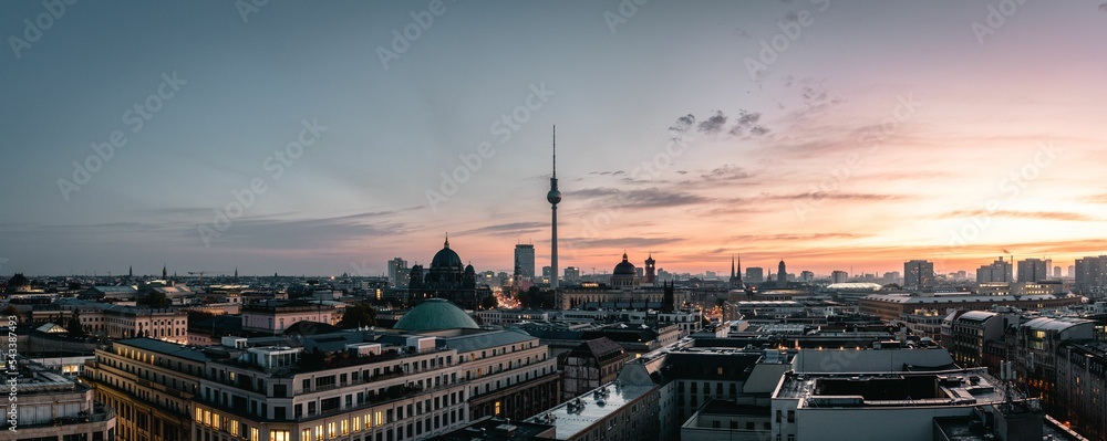 Naklejka premium Panoramic shot of TV tower and Berlin downtown under a pink cloudy sky at sunset