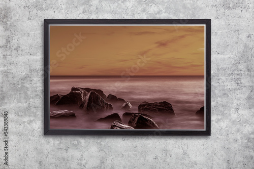 Dunkler Bilderrahmen mit Felsen im Meer