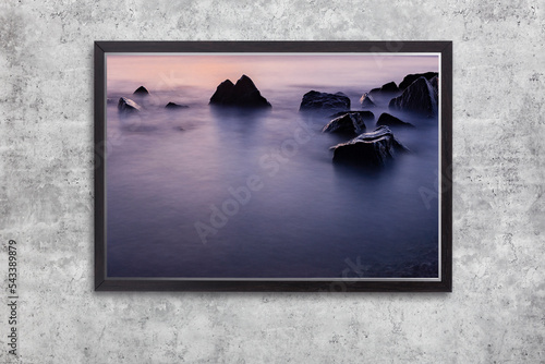 Dunkler Bilderrahmen mit Felsen im Meer