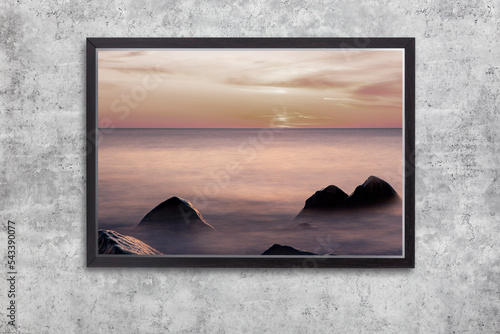 Dunkler Bilderrahmen mit Felsen im Meer