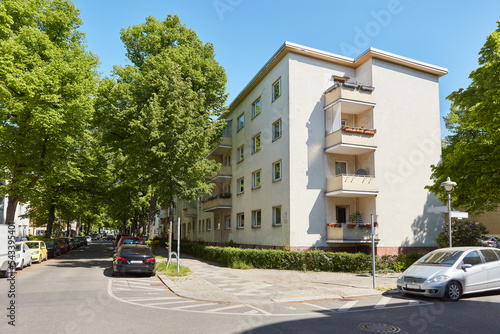 Mehrfamilienhaus an Kreuzung von Straße in Berlin photo