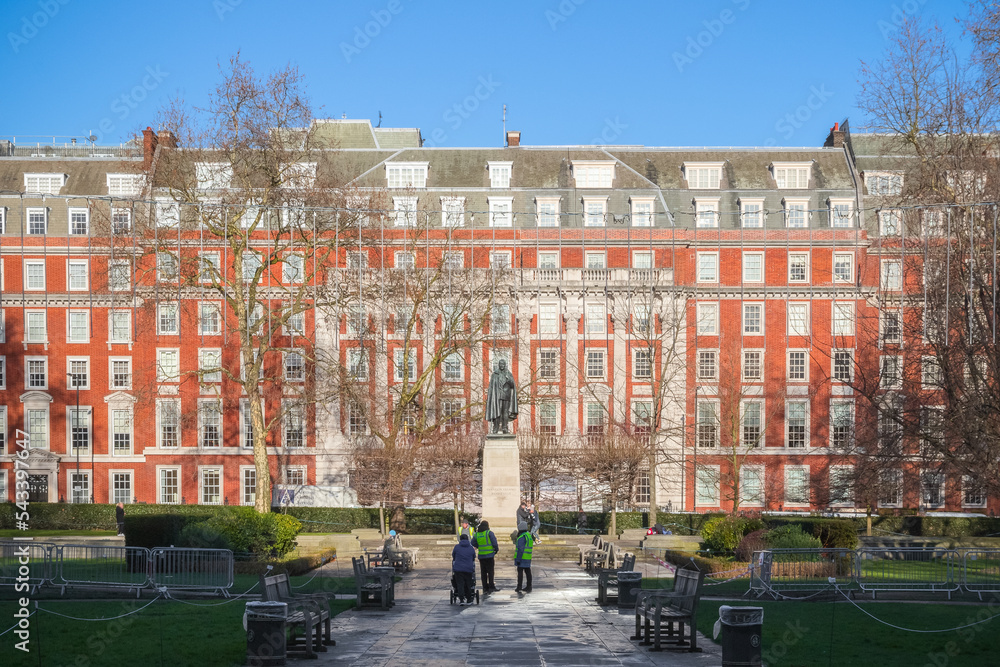 Grosvenor Square, a large garden square in the Mayfair district of London, England - obrazy, fototapety, plakaty 